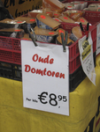 908043 Afbeelding van een krat met de kaassoort 'Oude Domtoren', in een kaaskraam op de zaterdagse warenmarkt op het ...